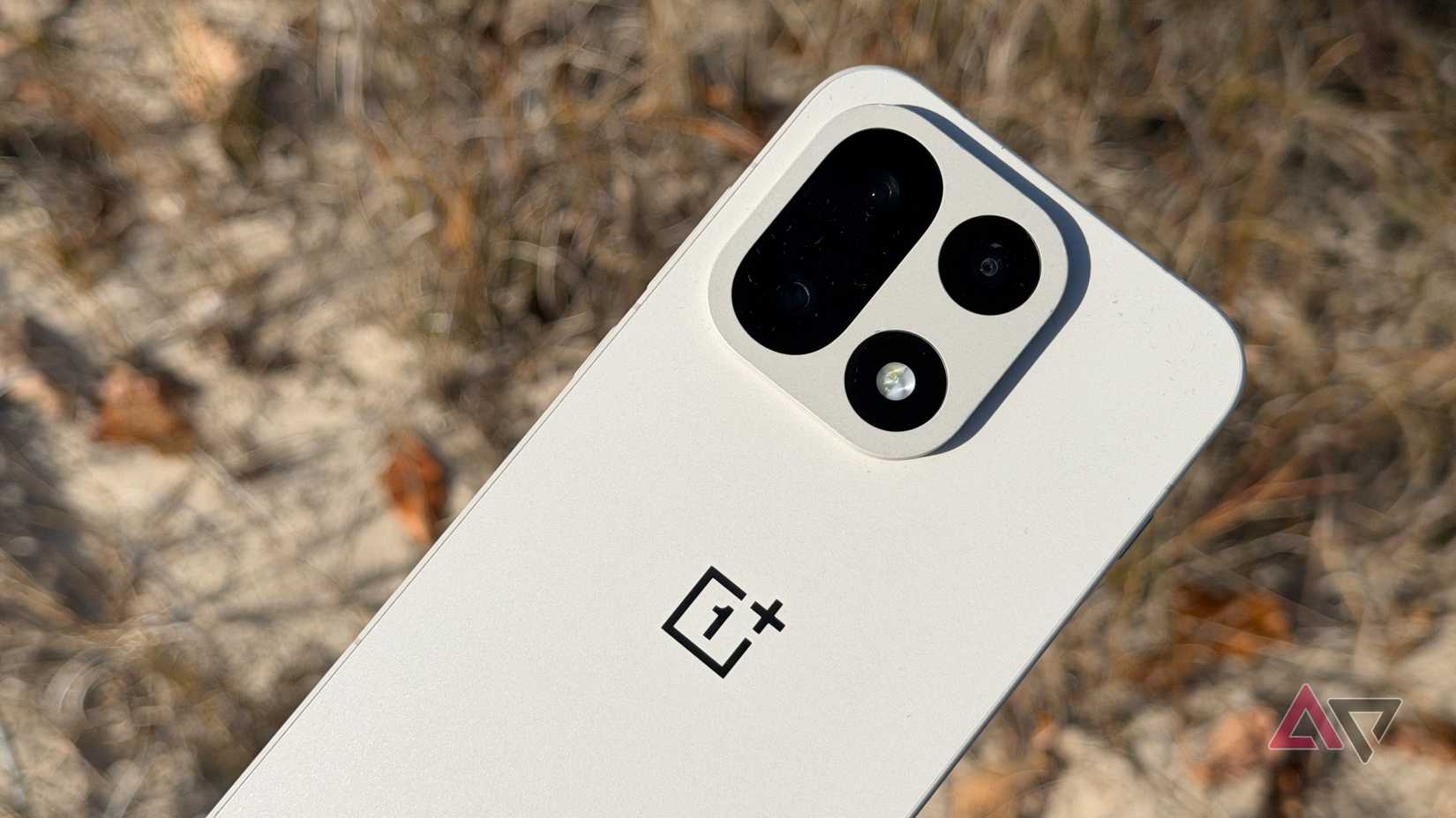 OnePlus 15 exibido contra areia