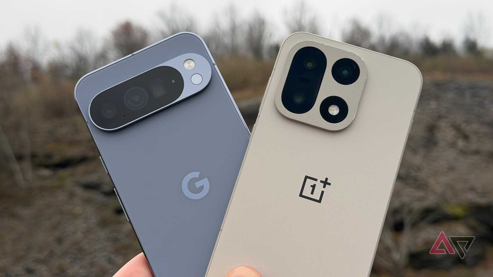 Google Pixel 10 Pro XL e OnePlus 15 encostados em uma montanha