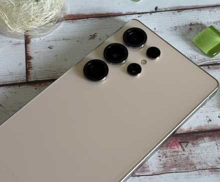 Samsung Galaxy S25 Ultra rodeado por contas verdes