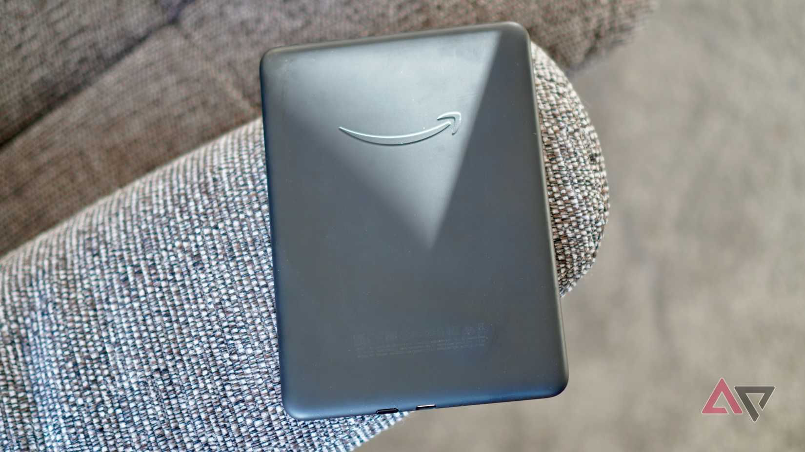 A parte de trás do Amazon Kindle Paperwhite (2024)