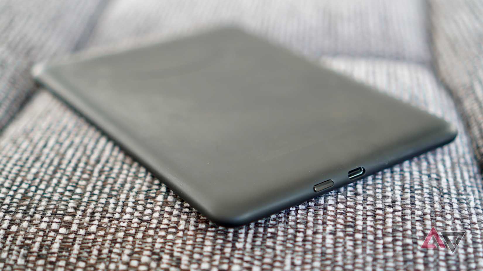 A porta de carregamento do Amazon Kindle Paperwhite (2024)