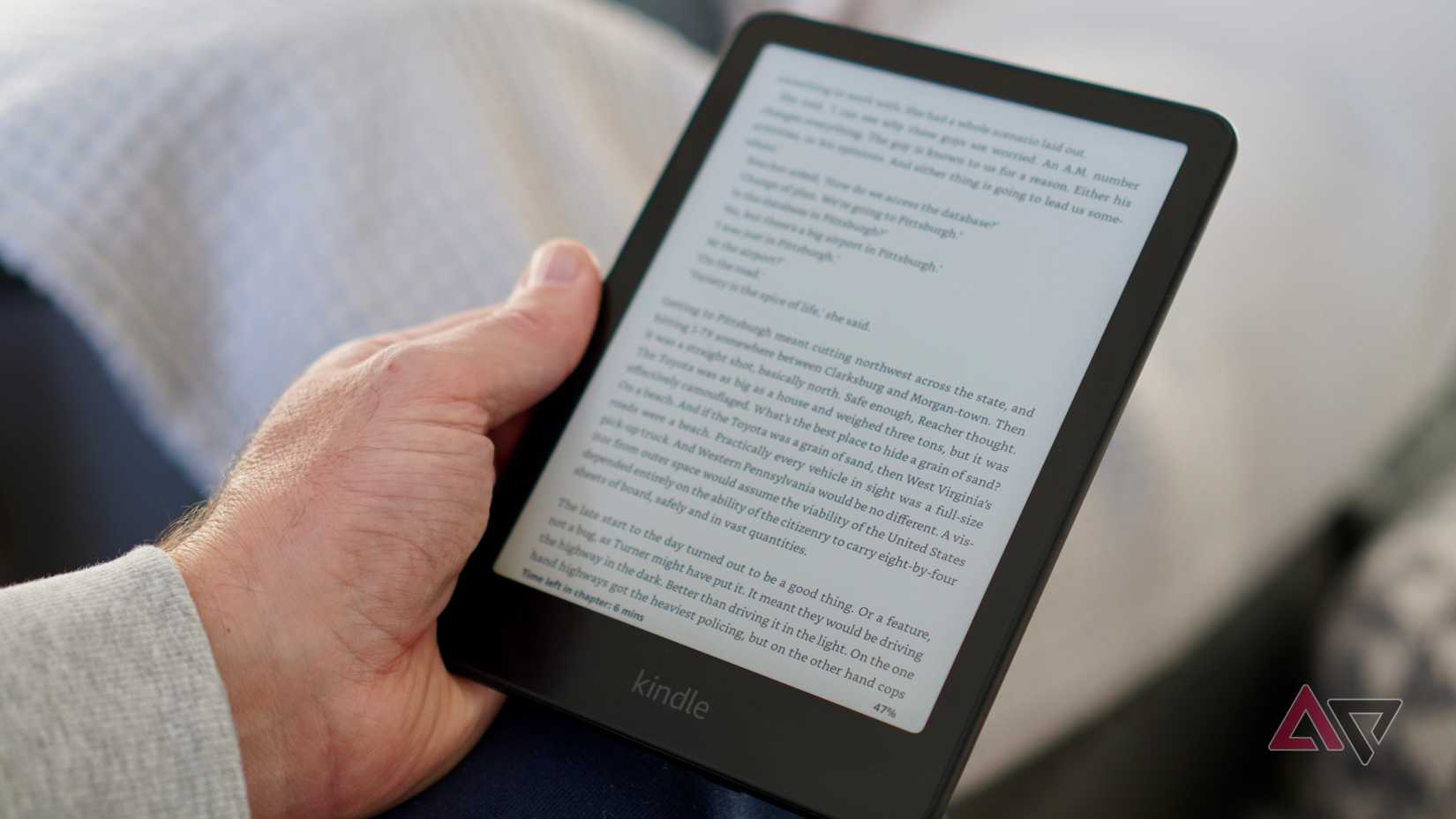 Uma pessoa segurando o Amazon Kindle Paperwhite (2024)