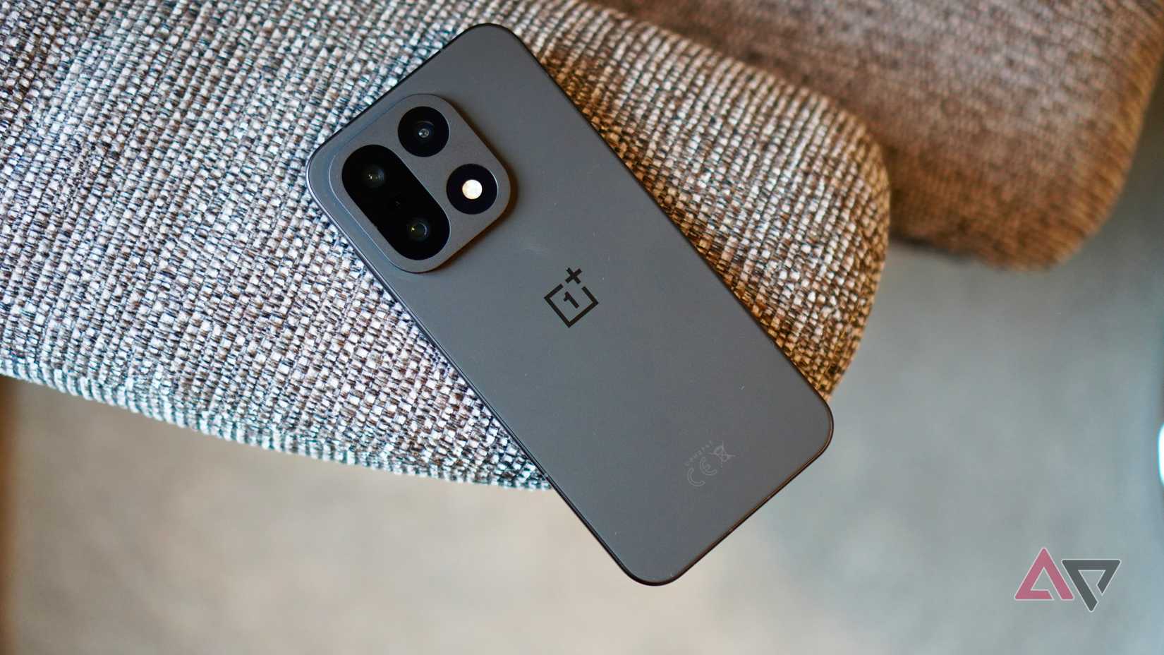 الجزء الخلفي من ون بلس 15