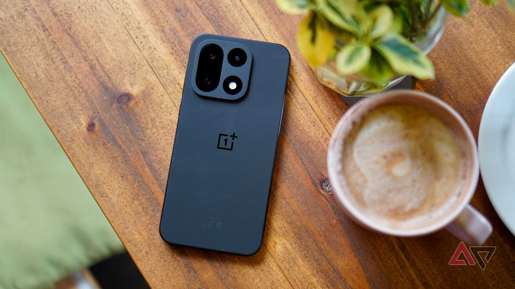 O OnePlus 15 em uma mesa