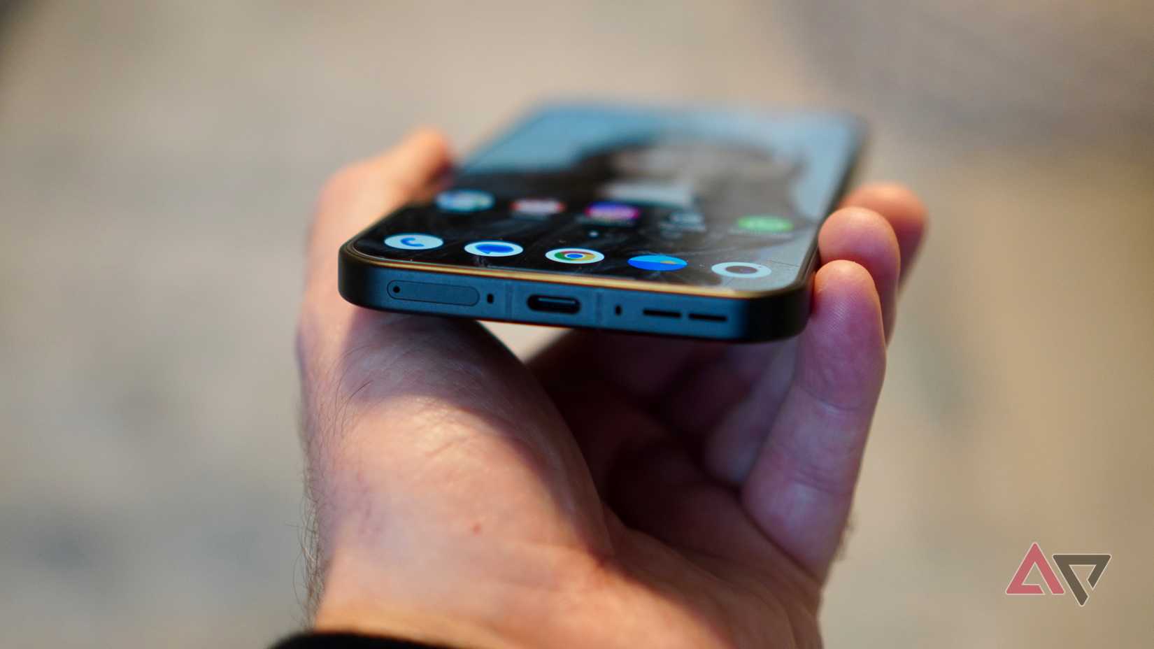 A porta de carregamento do OnePlus 15