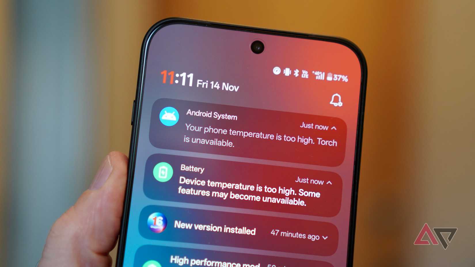 Notificações avisando que o OnePlus 15 superaqueceu