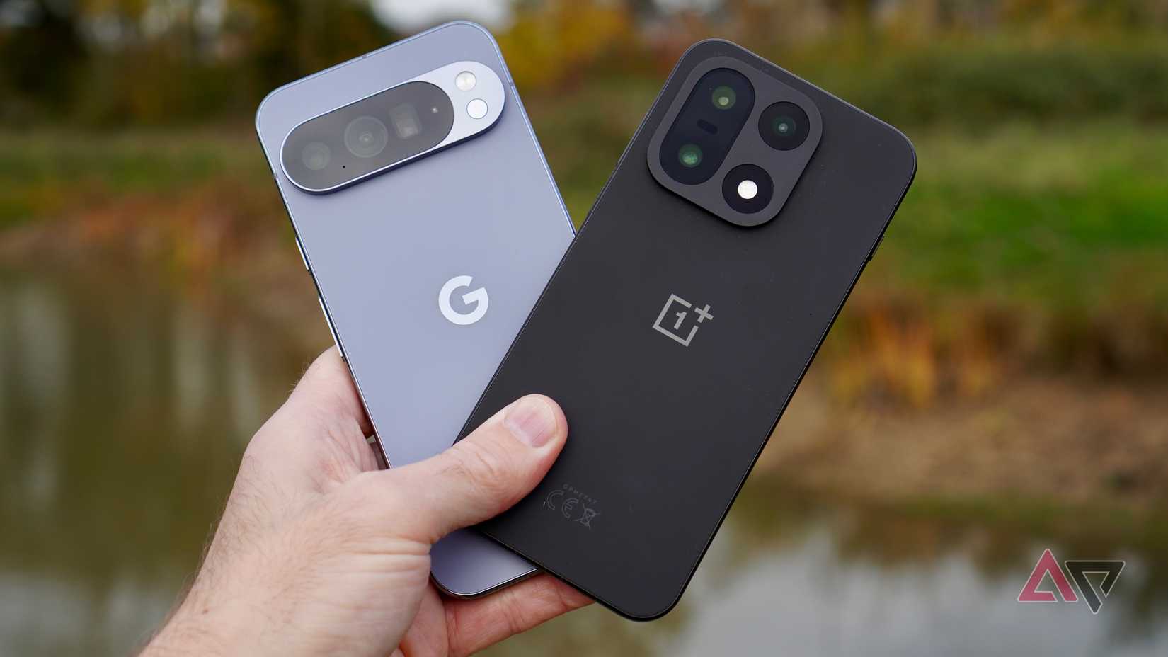 Uma pessoa segurando o OnePlus 15 e o Google Pixel 10 Pro XL