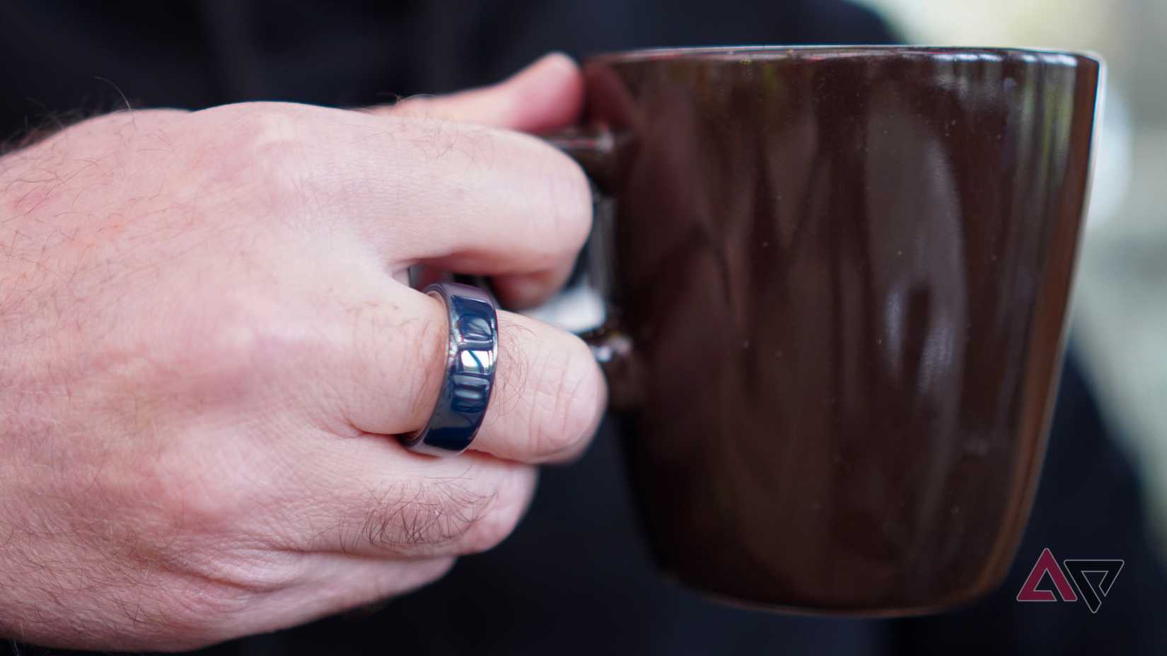 Uma pessoa usando o Oura Ring 4 Ceramic