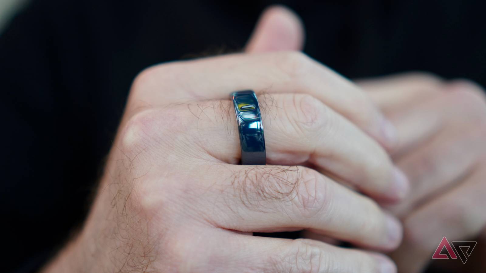 A person wearing the Oura Ring 4 Ceramic