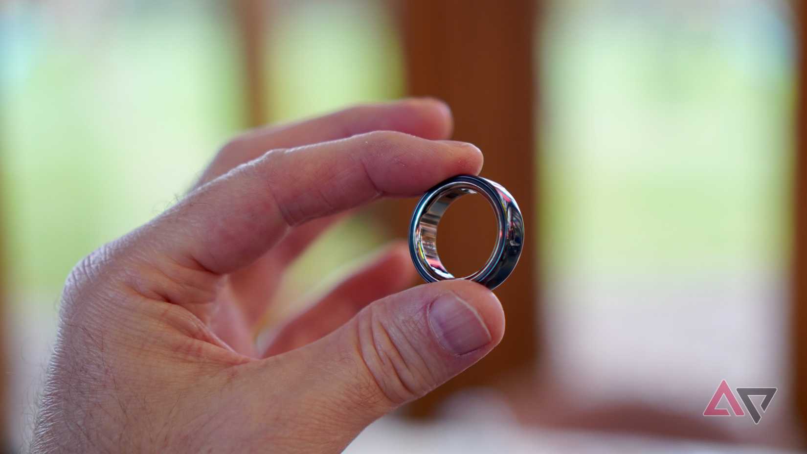 A person holding the Oura Ring 4 Ceramic