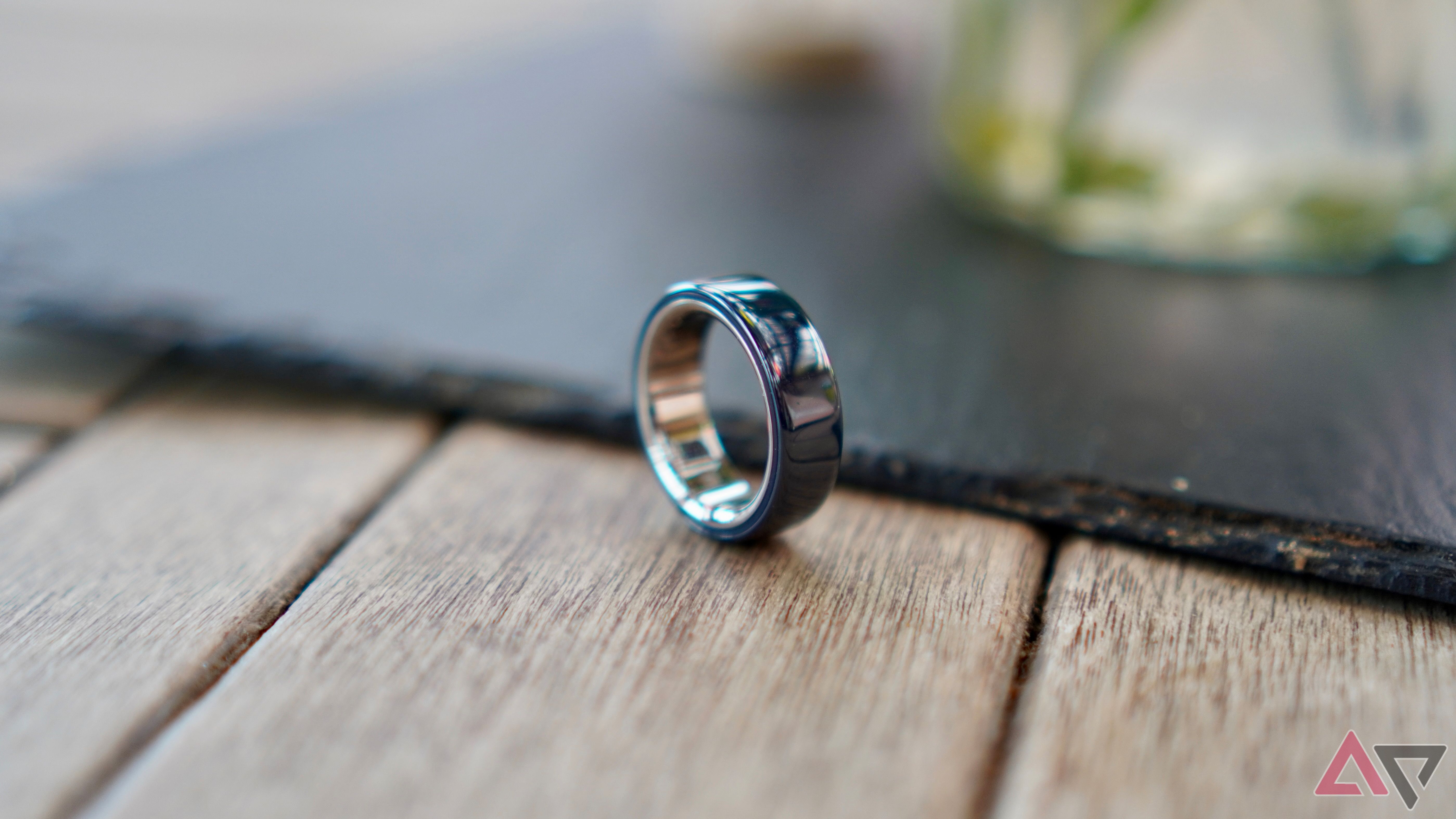 The side of the Oura Ring 4 Ceramic