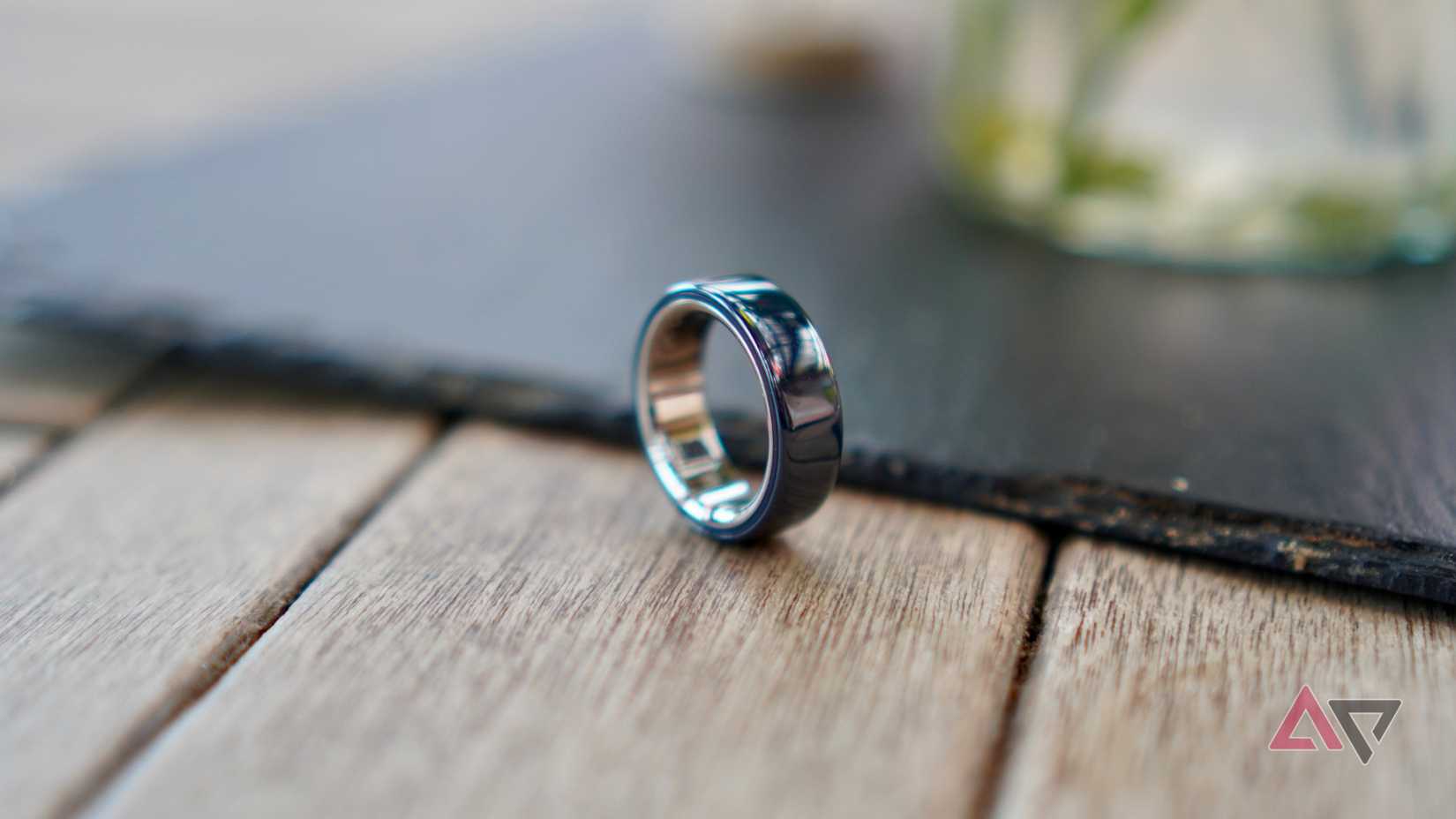 A lateral do Oura Ring 4 Ceramic