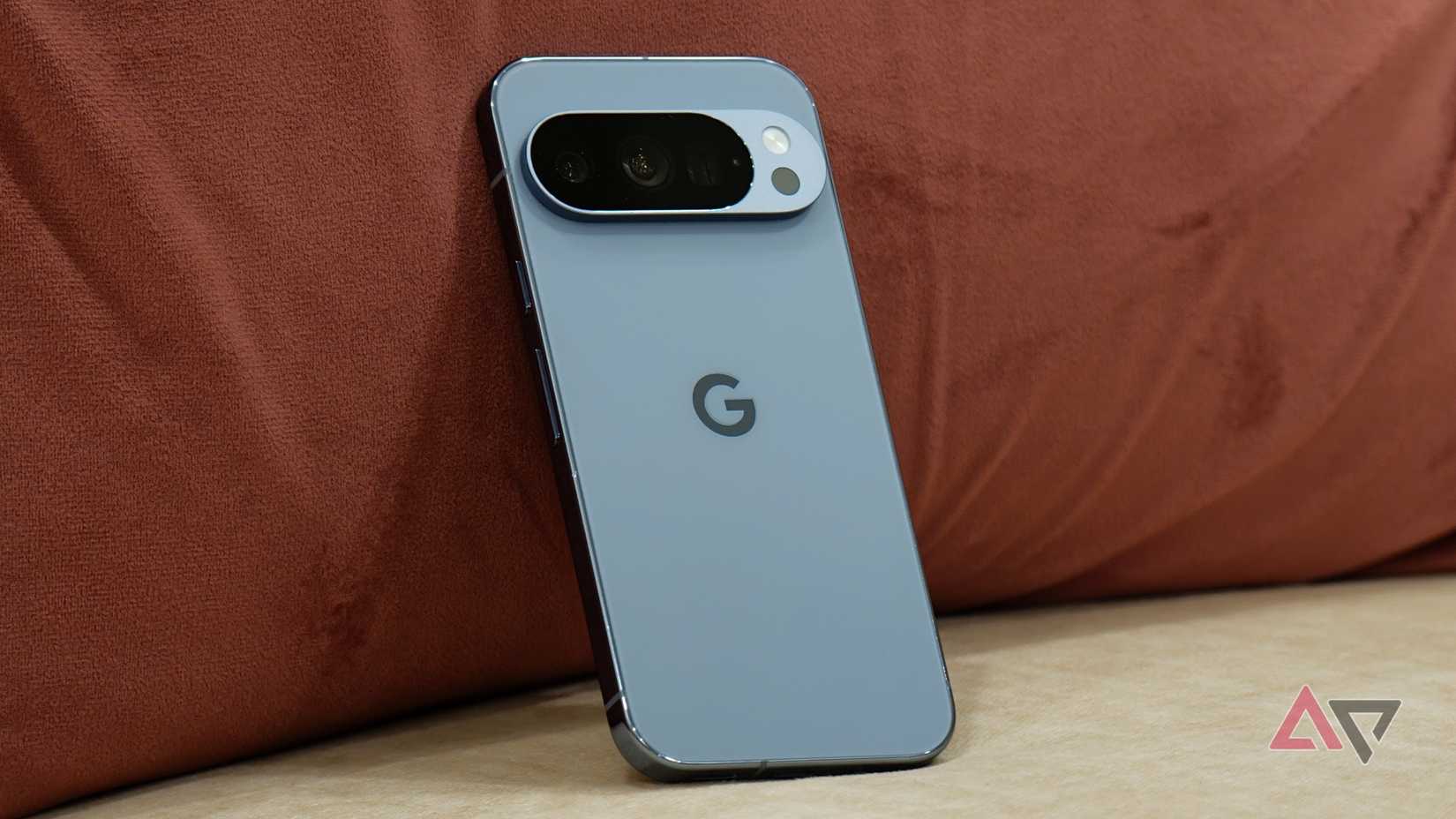 كيف تخدعك Google بمساحة تخزين Pixel الخاصة بك 3 هاتف Pixel 10 Pro متكئًا على وسادة وردية اللون