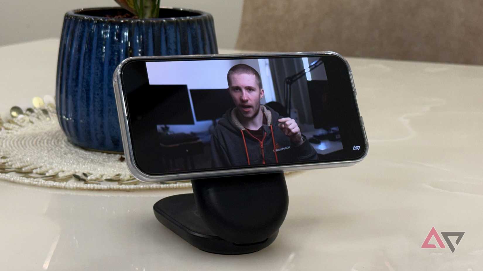 Google Pixel 10 Pro em um carregador magnético