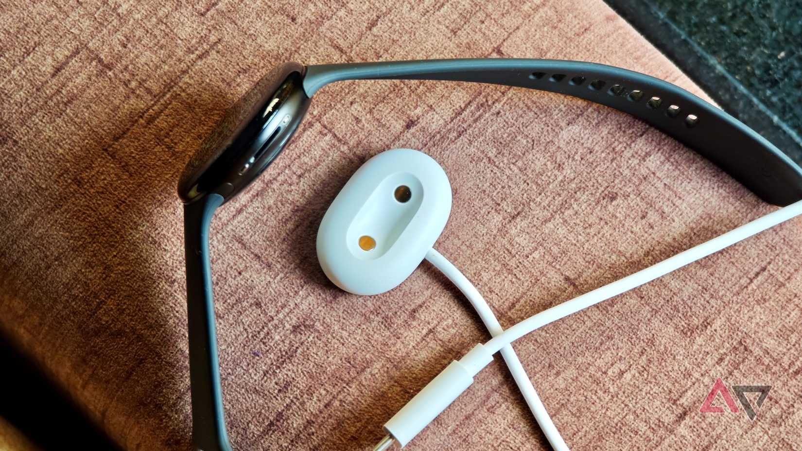 Google Pixel Watch 4 e seu disco de carregamento