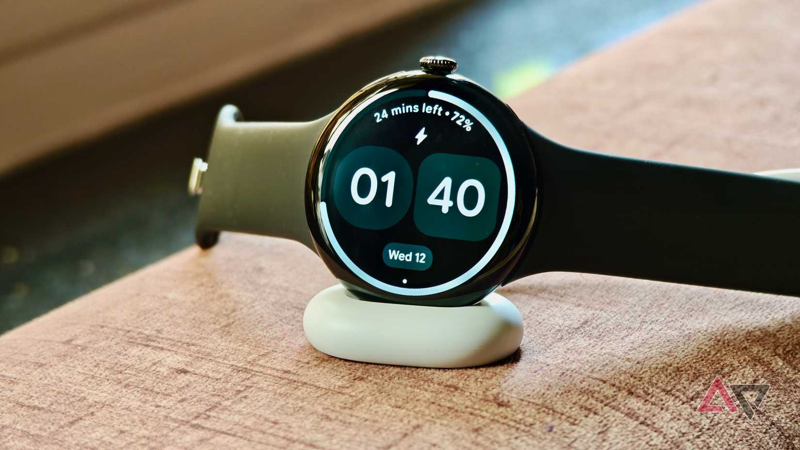 Google Pixel Watch 4 em seu disco de carregamento