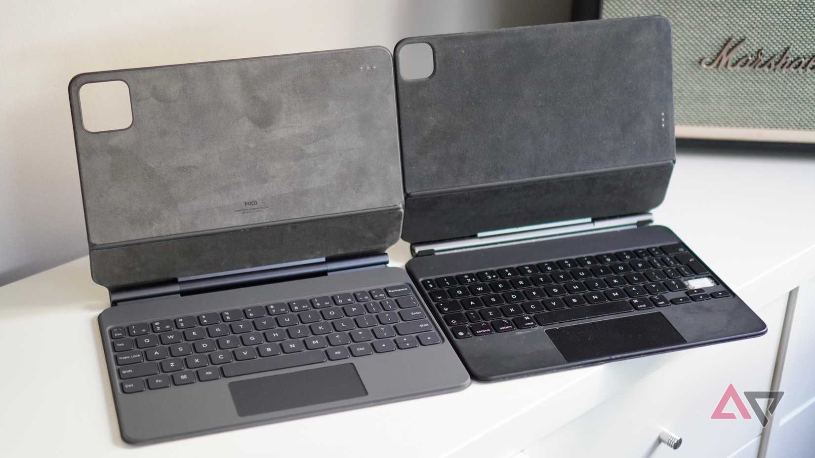 Tastiera mobile Poco accanto alla tastiera Apple Magic