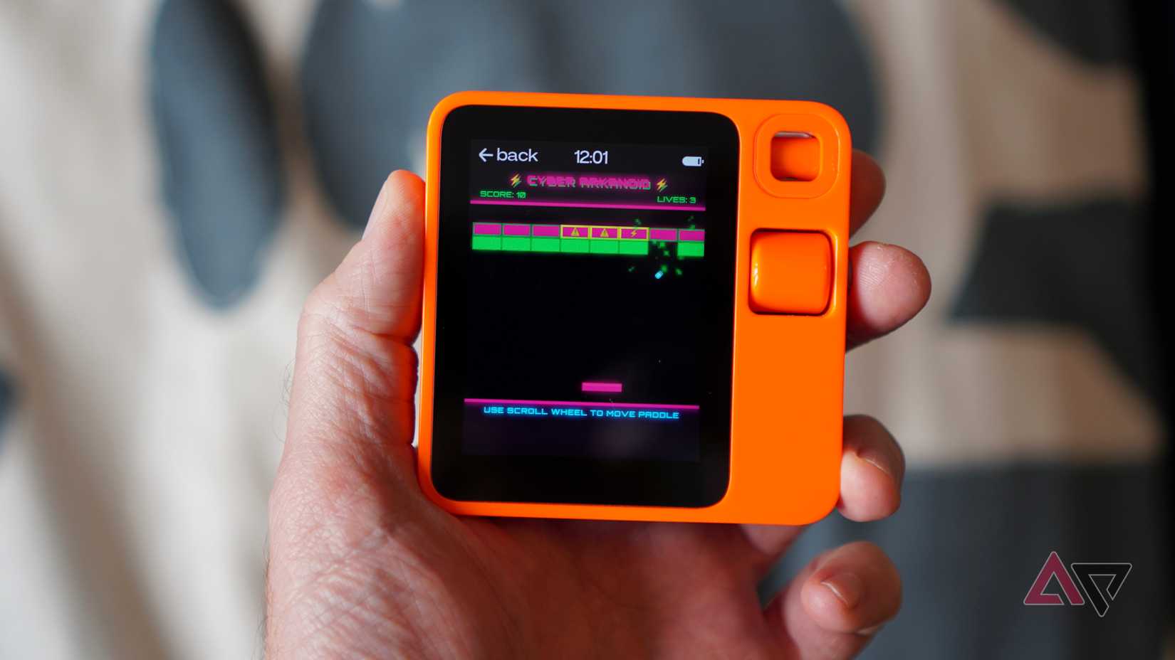 Uma pessoa jogando no Rabbit R1