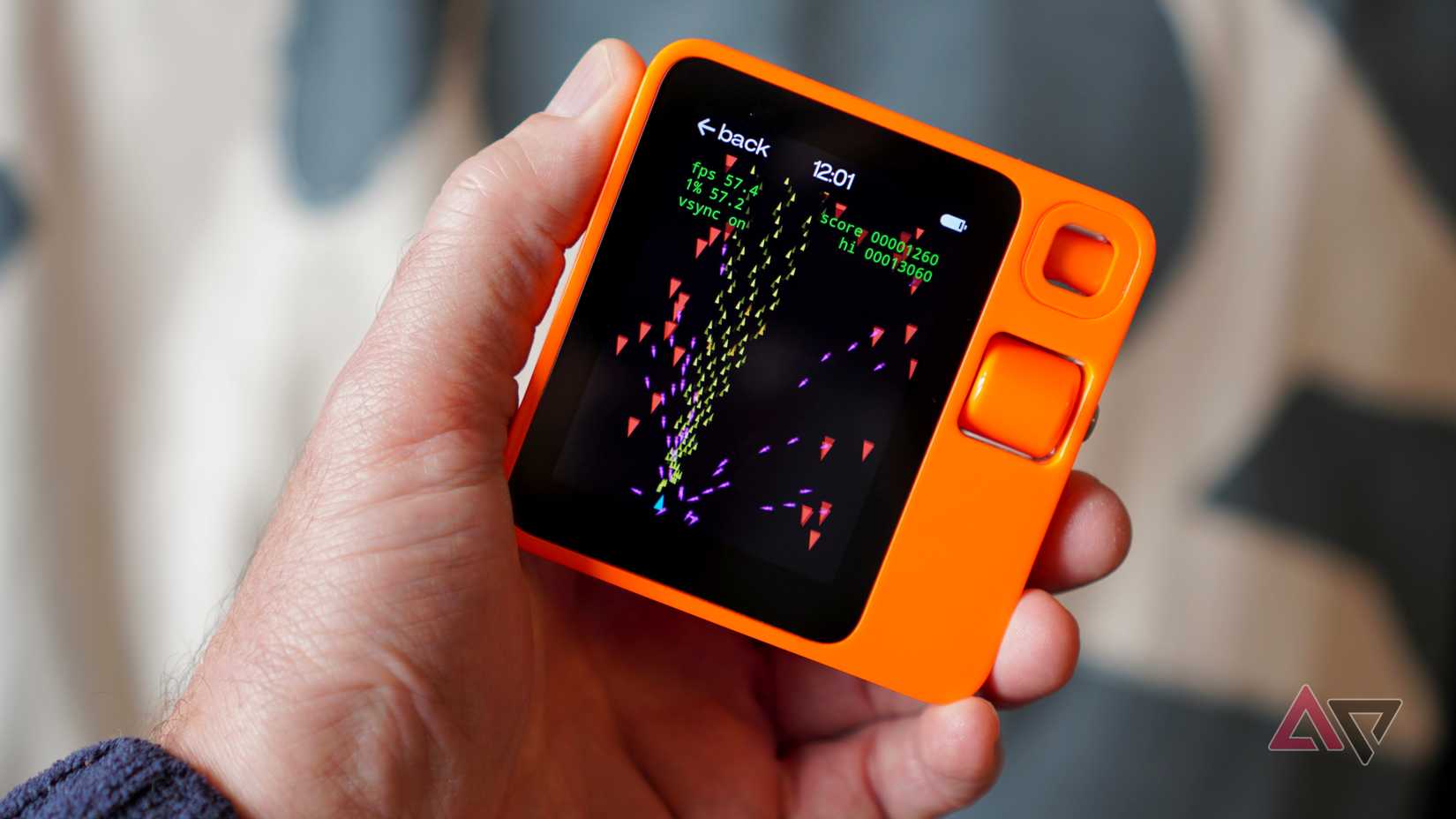 Uma pessoa jogando no Rabbit R1