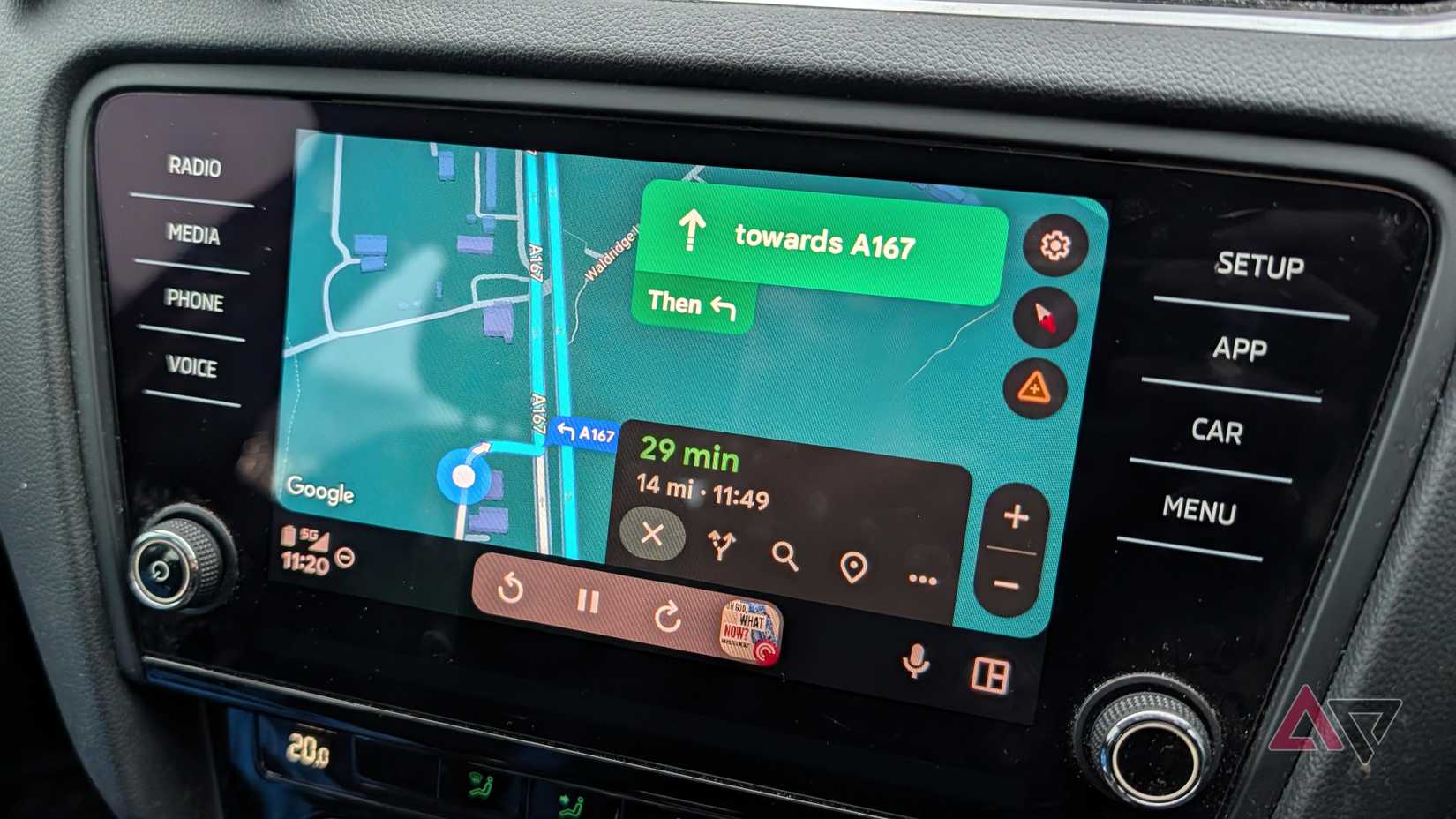 Widget da barra de tarefas do Android Auto mostrando uma faixa de áudio em reprodução.