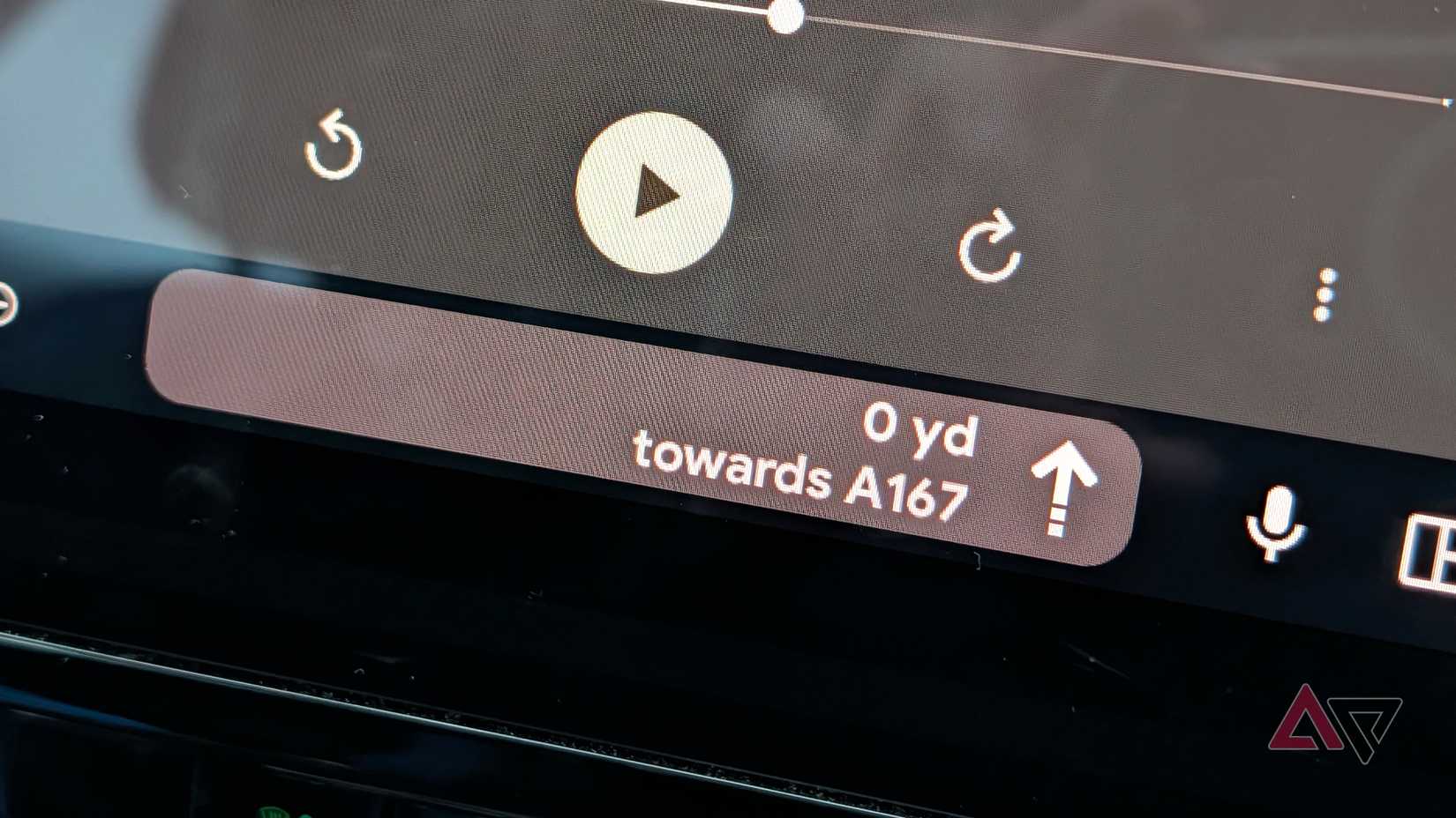 Um close do widget da barra de tarefas do Android Auto para navegação no Google Maps.