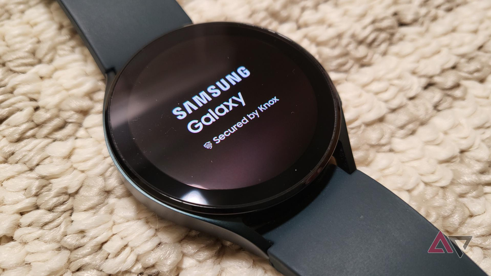 Galaxy Watch 4 su un tappeto