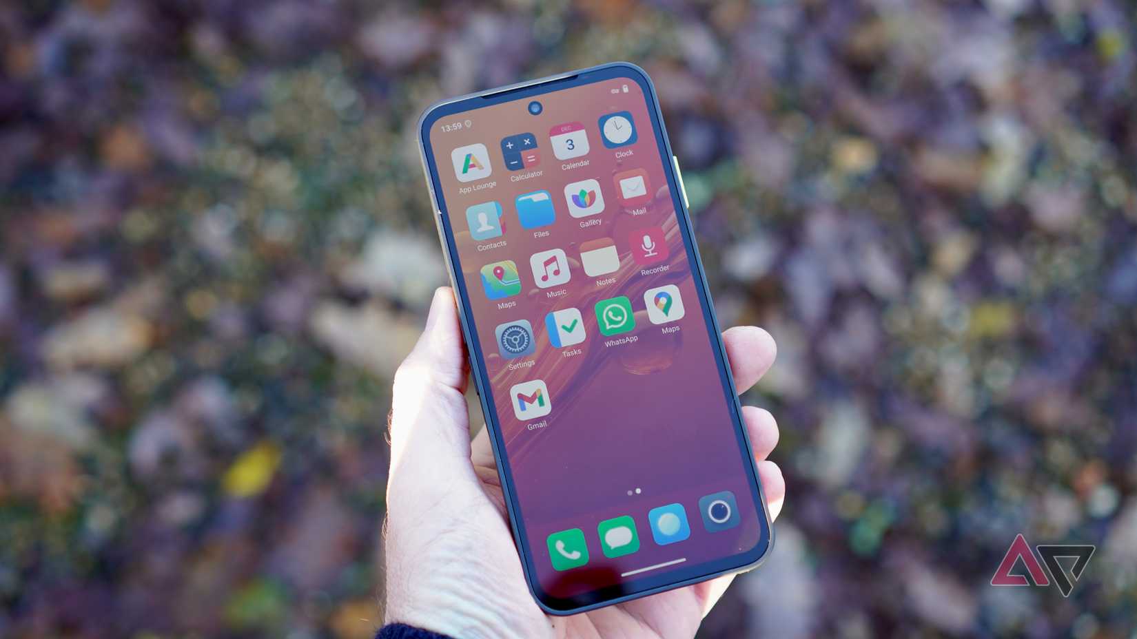 Uma pessoa segurando o Murena Fairphone 6