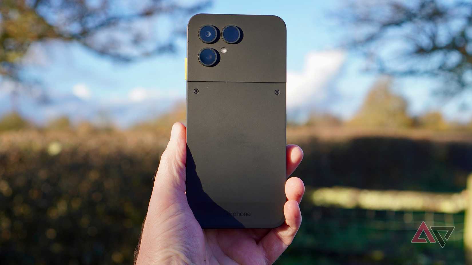 Uma pessoa segurando o Murena Fairphone 6