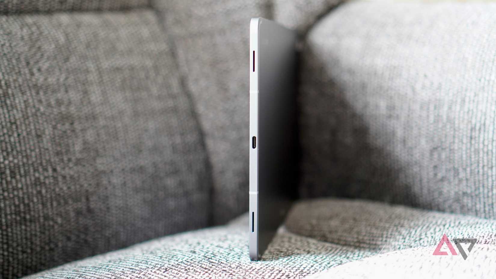 Alto-falantes e porta de carregamento do Samsung Galaxy Tab S11