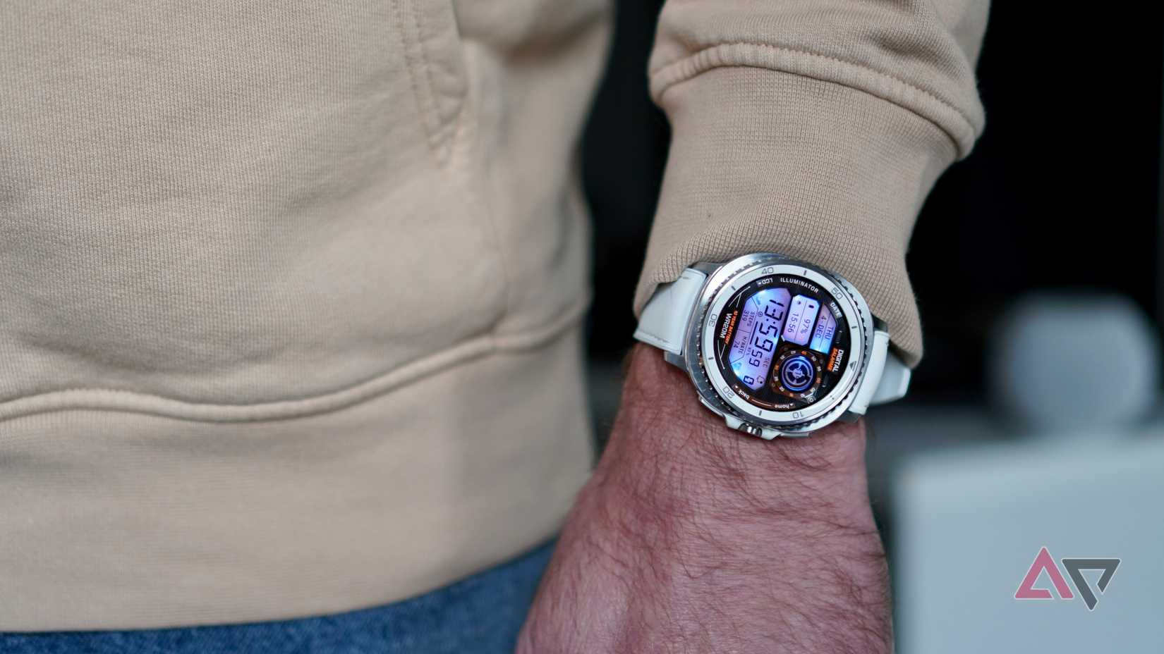 Uma pessoa usando o Samsung Galaxy Watch 8 Classic