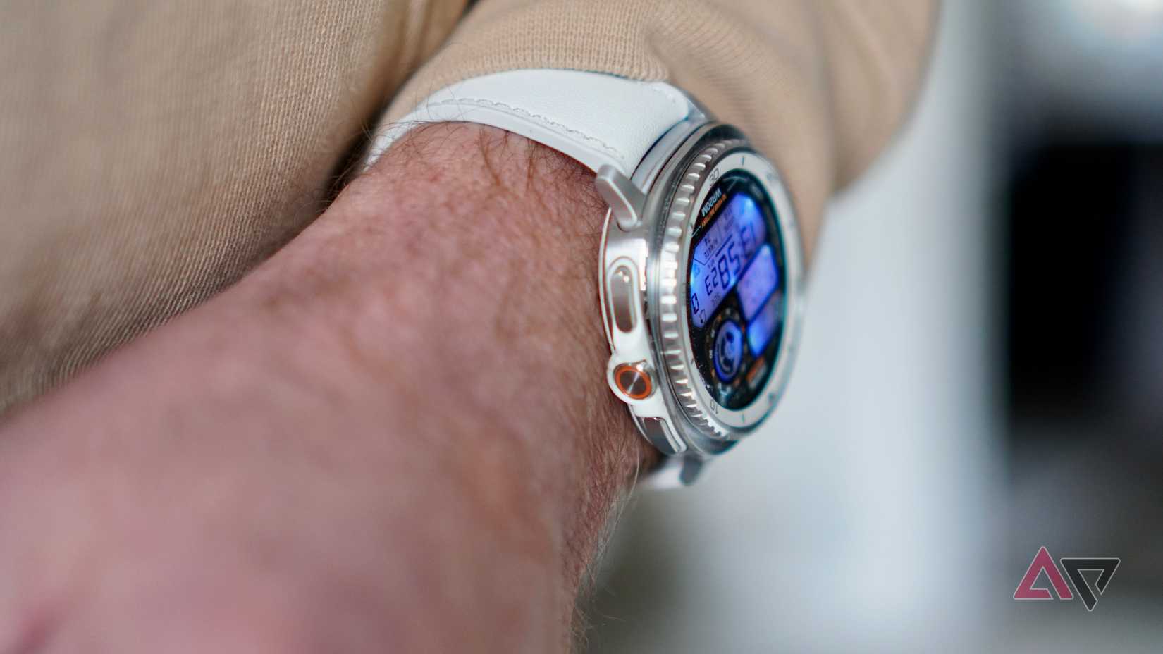 Uma pessoa usando o Samsung Galaxy Watch 8 Classic