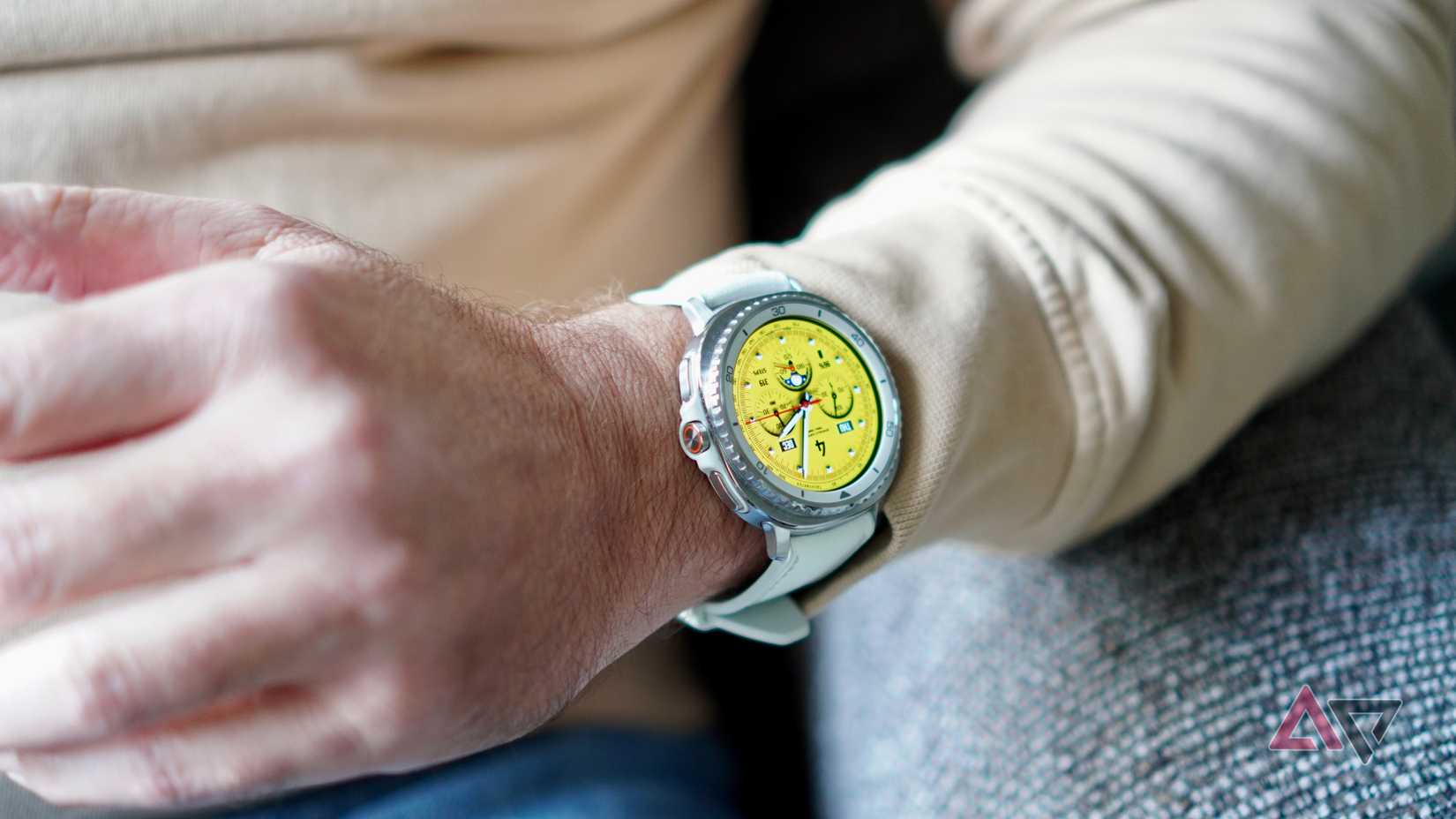 Uma pessoa usando o Samsung Galaxy Watch 8 Classic