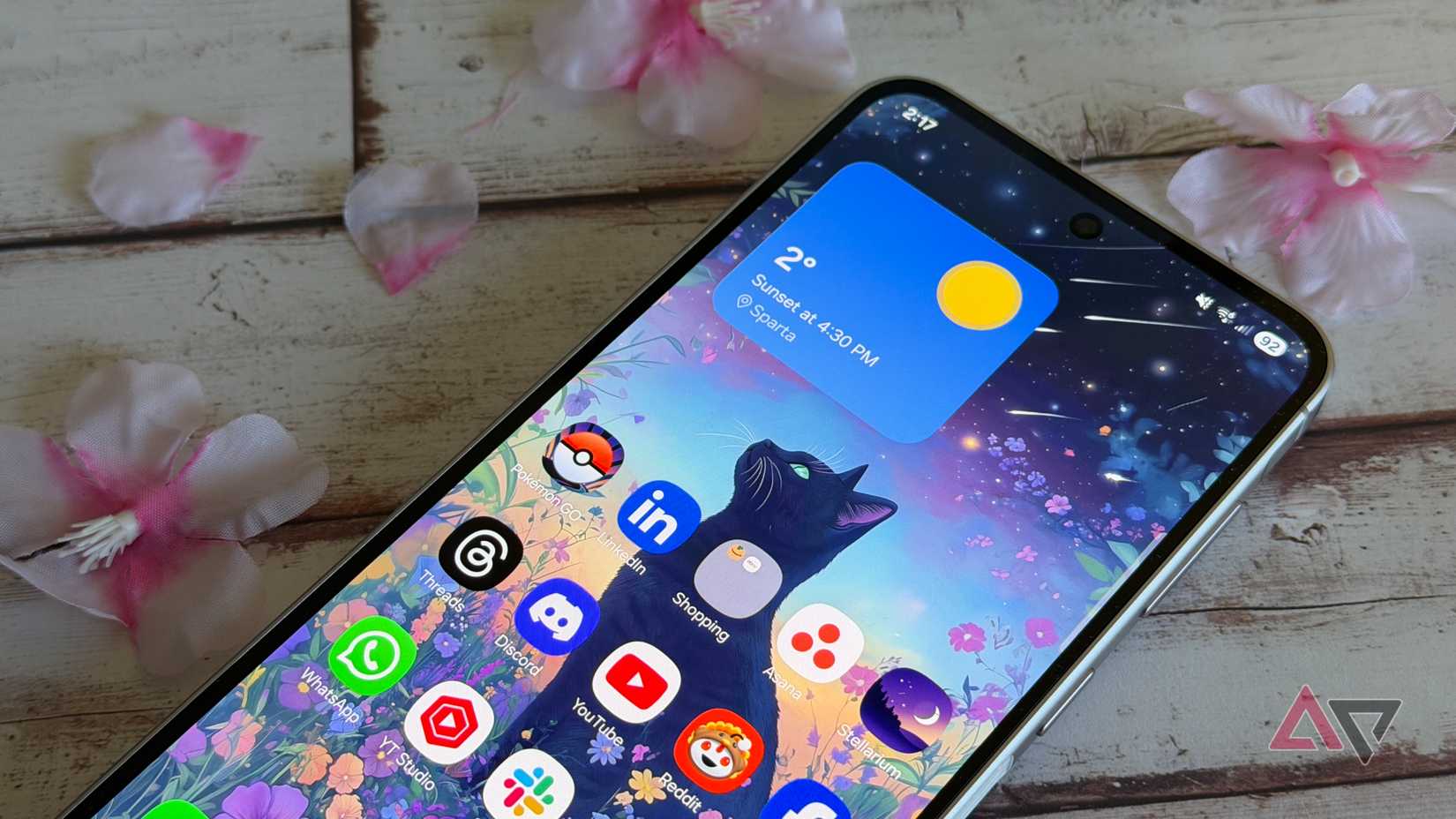 Samsung Galaxy A56 cercado por pétalas de flores