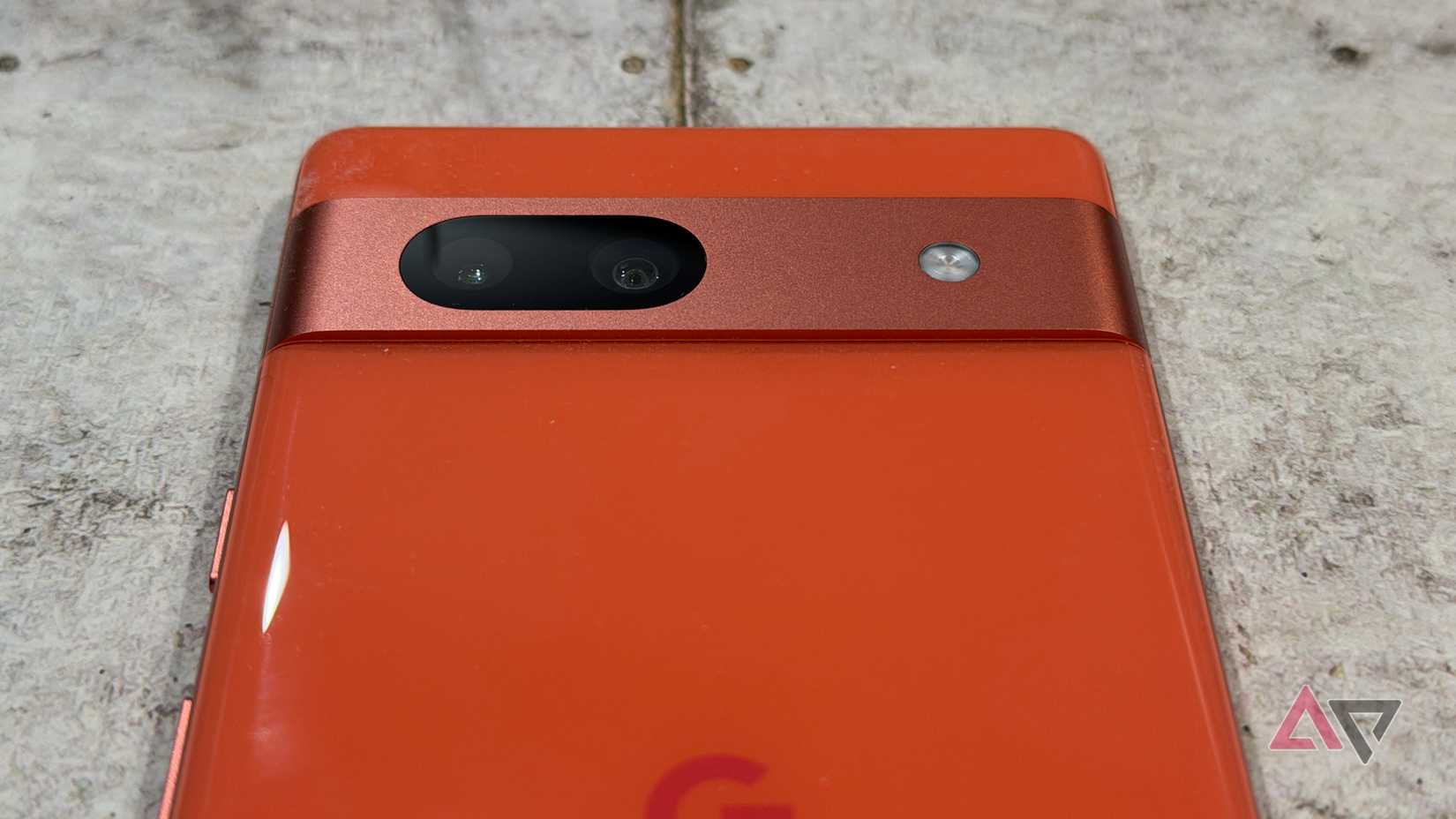 Viseira da câmera do Google Pixel 7a sobre uma mesa