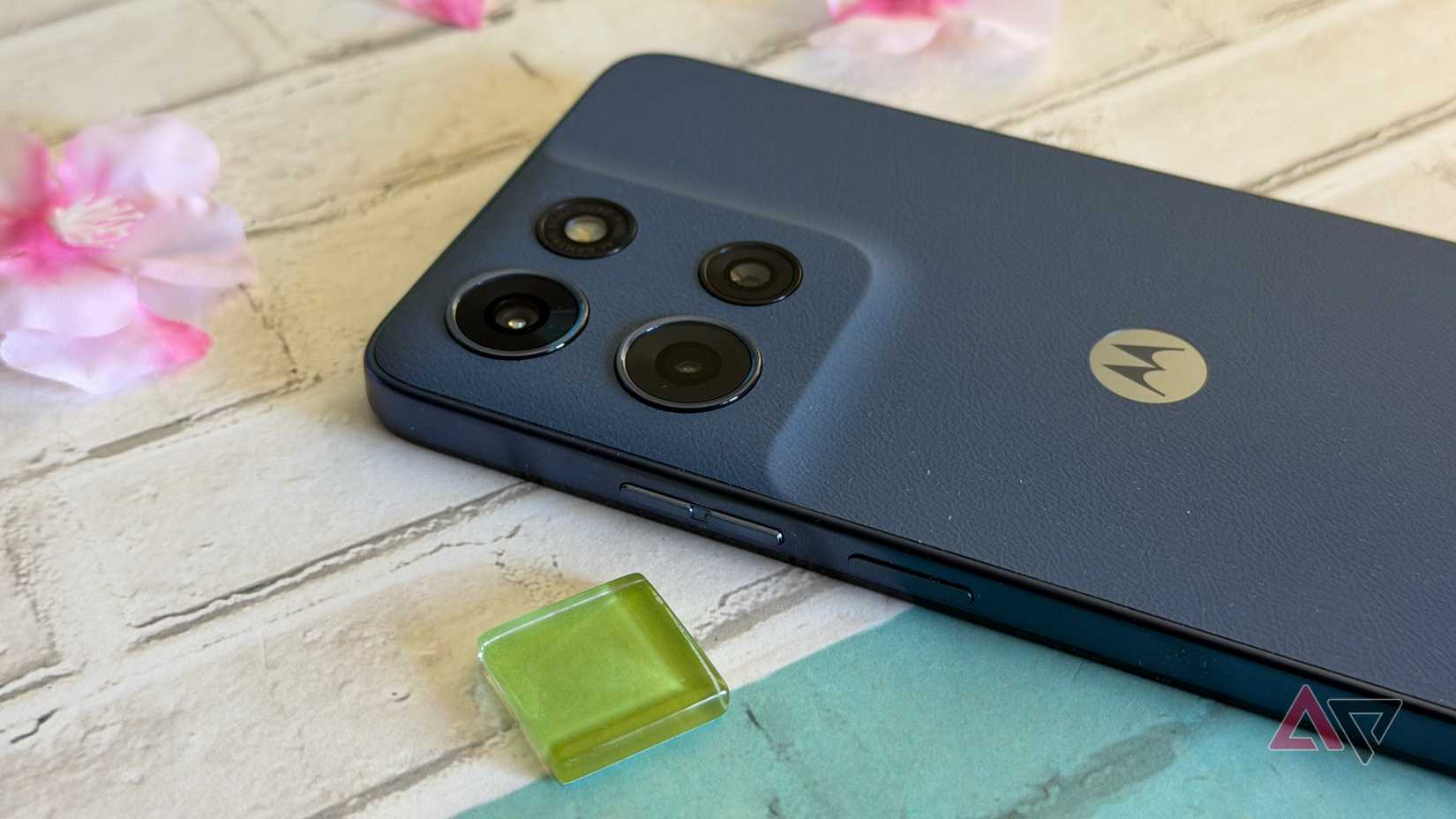Moto G 2026 sentado ao lado de uma conta verde