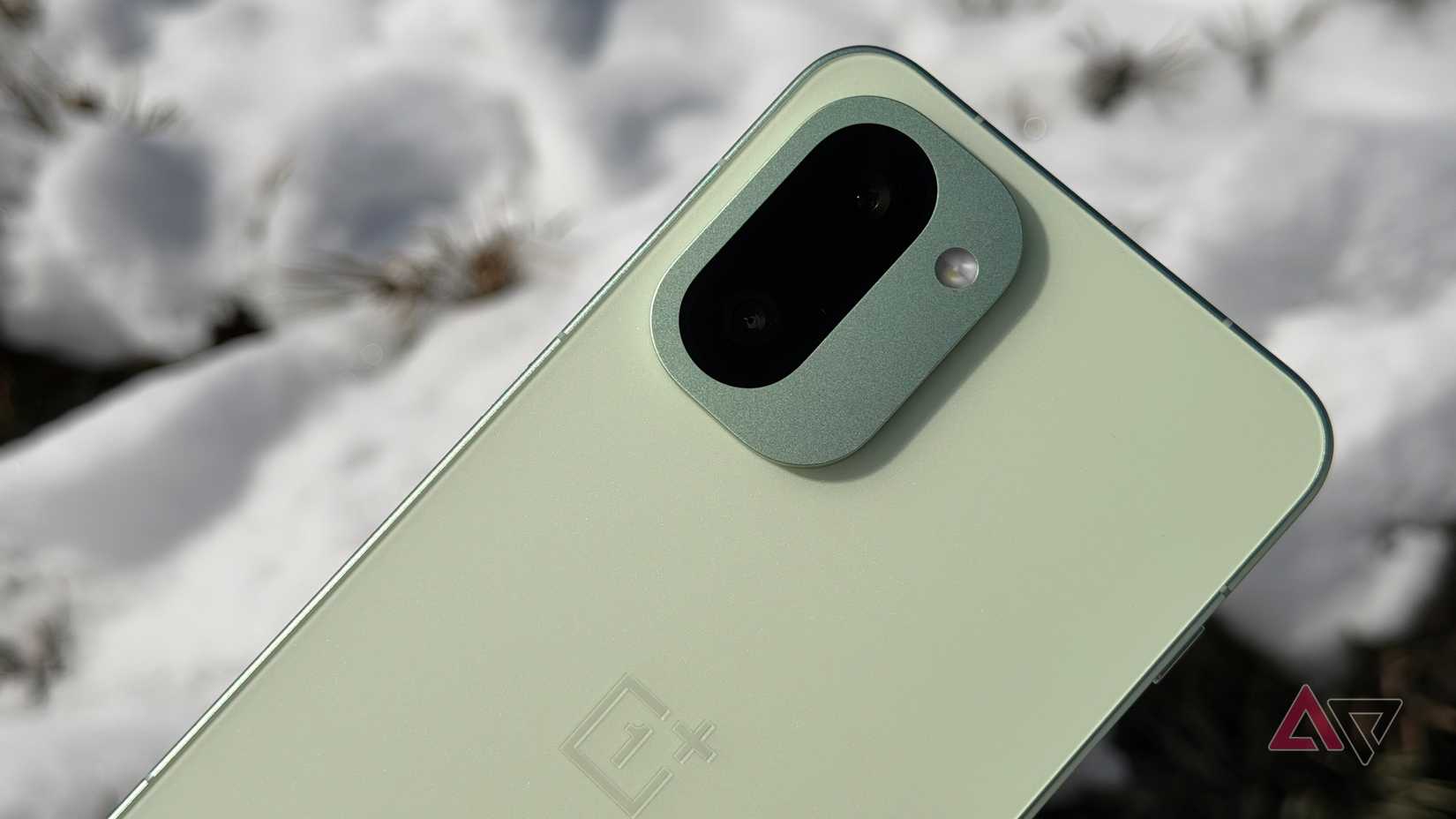 OnePlus 15R em Mint Breeze com fundo nevado