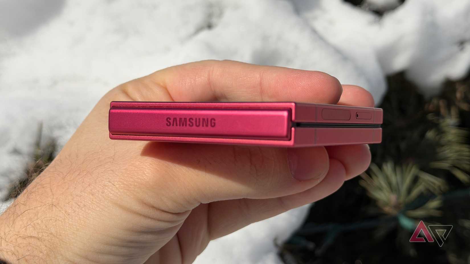 Dobradiça do Galaxy Z Flip 7 exibida contra a neve