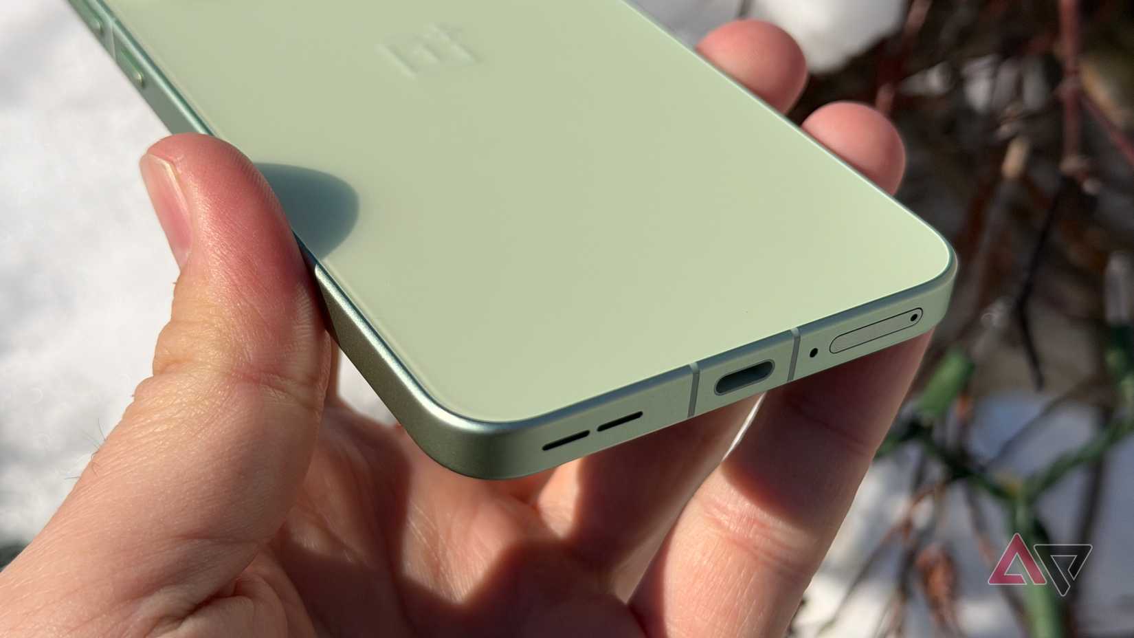 Bottom frame of the OnePlus 15R in Mint Breeze