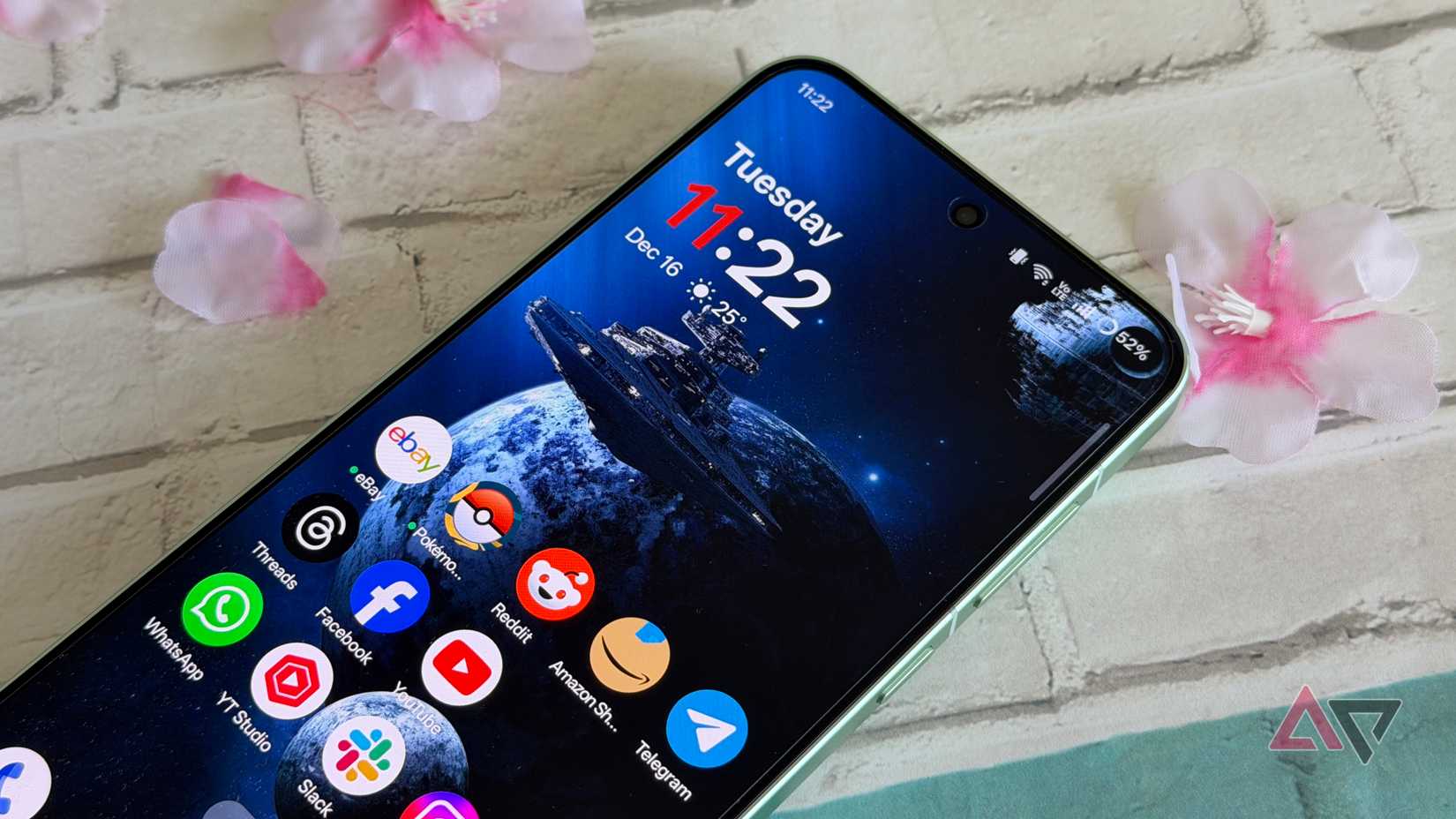 Display and home screen on the OnePlus 15R