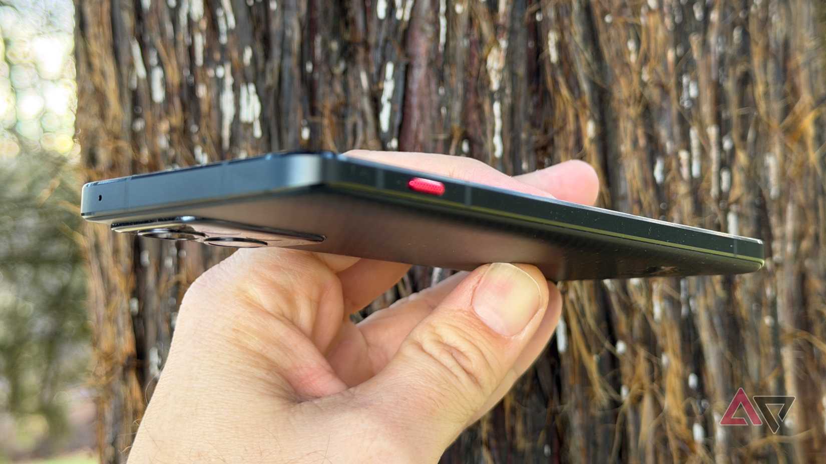 Vista lateral do Motorola ThinkPhone