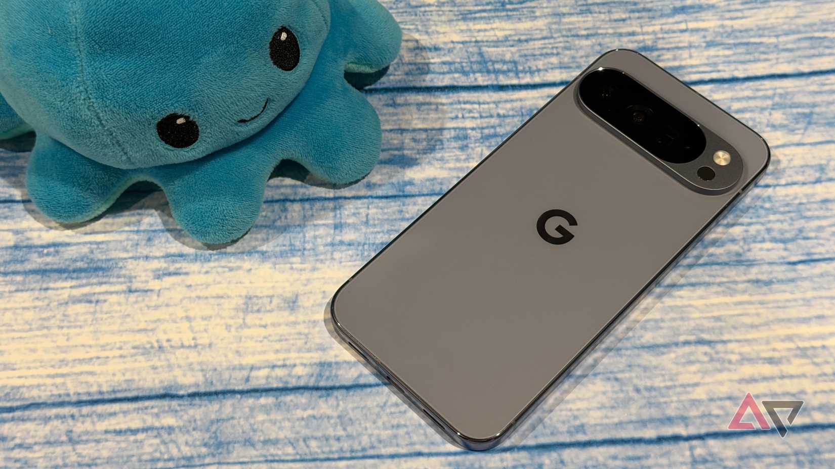 Google Pixel 10 Pro XL ao lado de uma pelúcia sorridente