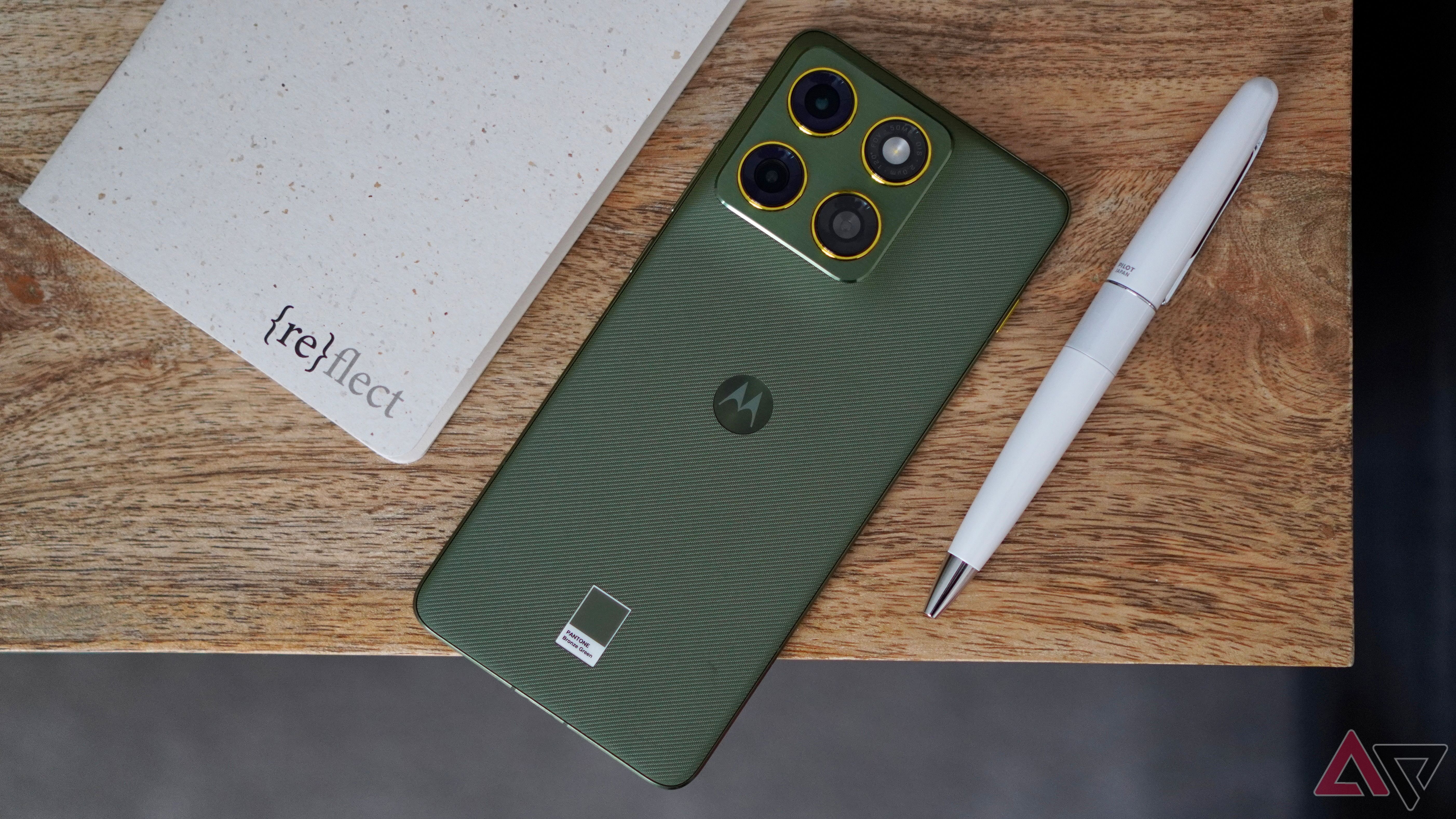 moto-edge-70-back-desk