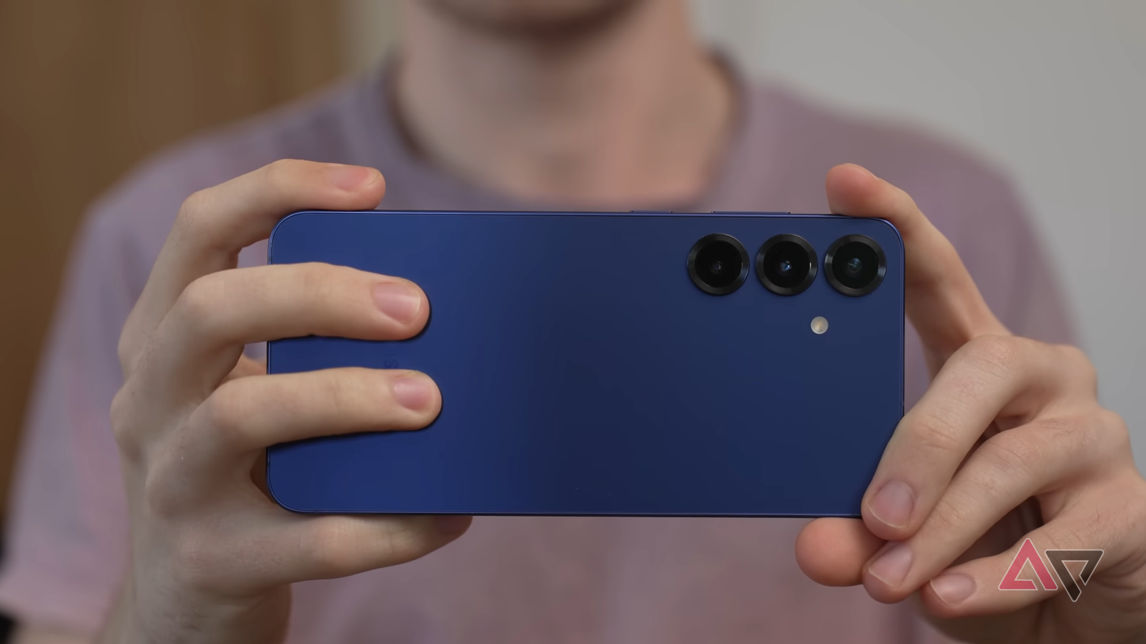 Pessoa segurando Samsung Galaxy S25+