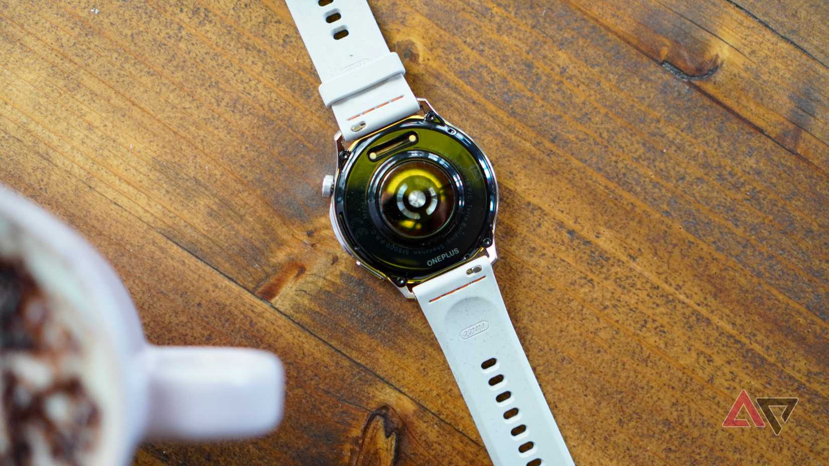 Il retro di OnePlus Watch Lite