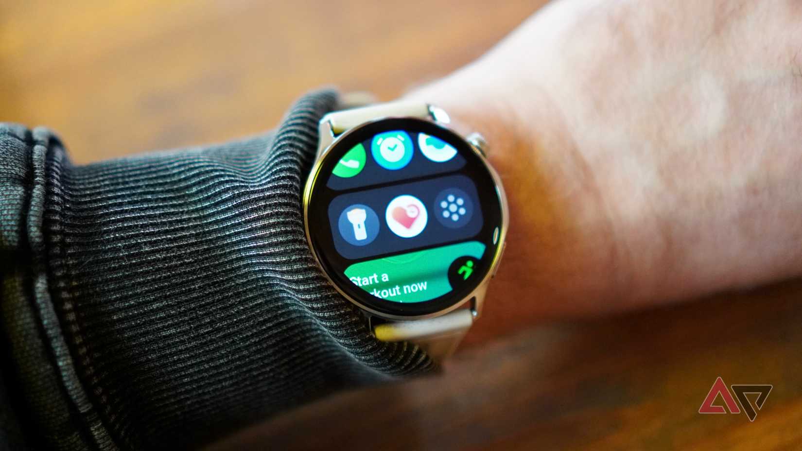 Una persona che indossa OnePlus Watch Lite