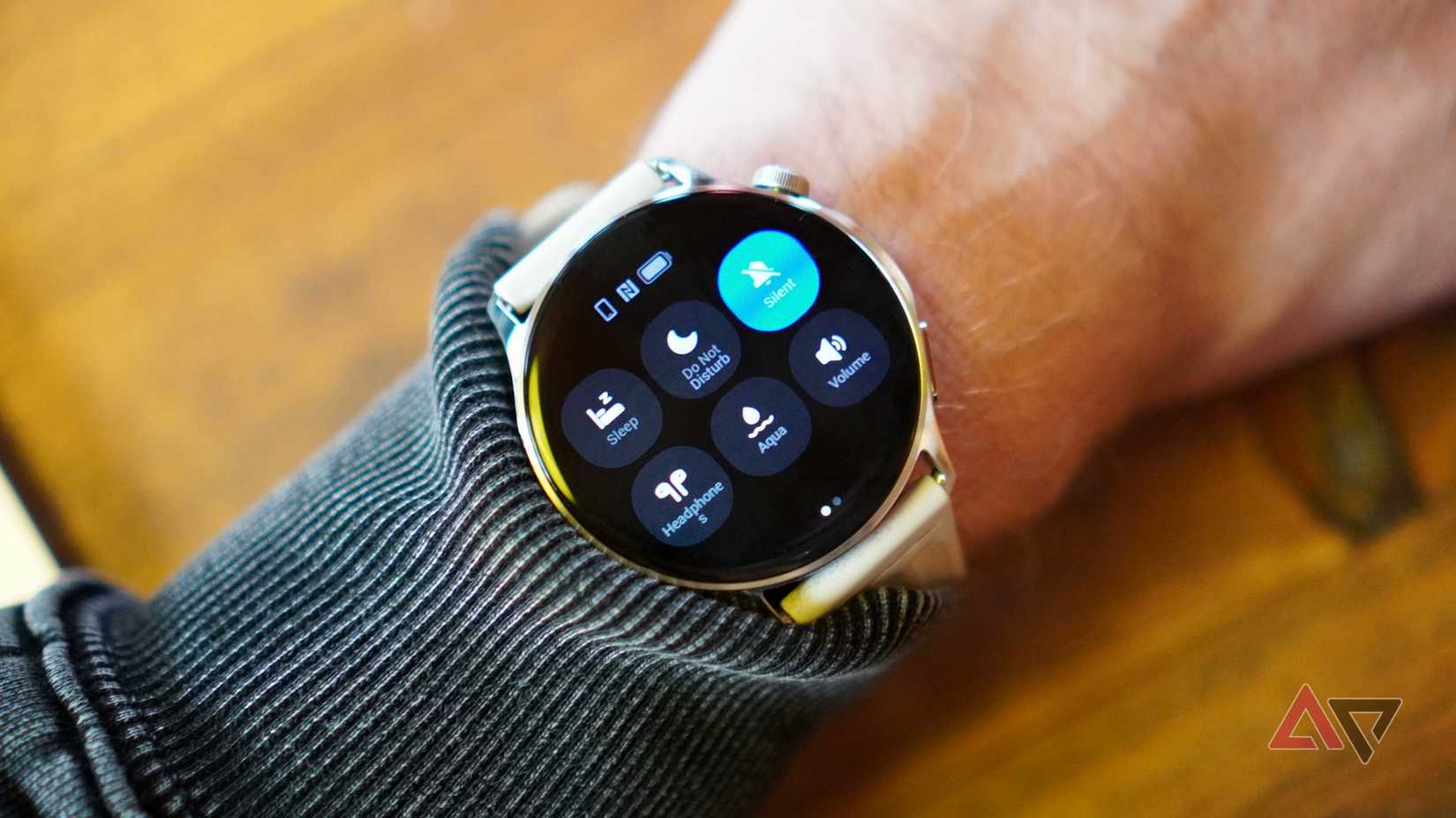 Una persona che indossa OnePlus Watch Lite