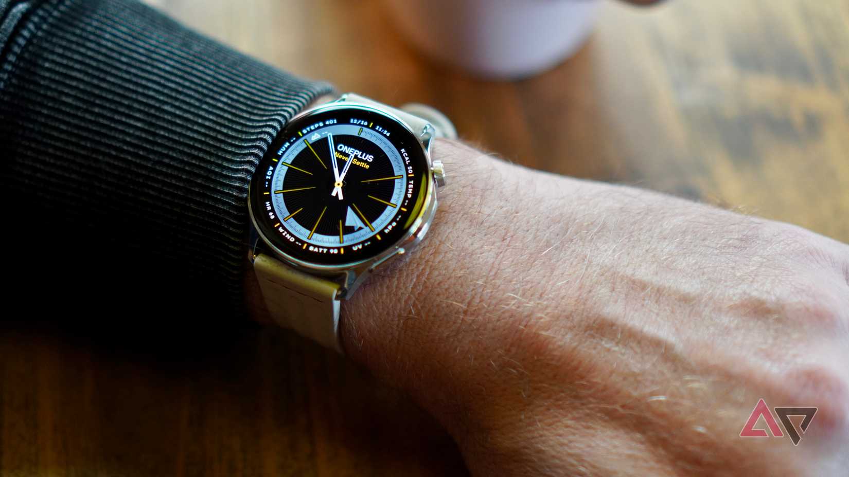 Una persona che indossa OnePlus Watch Lite