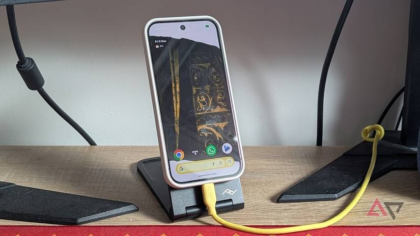 pixel 10 pro em suporte de carregamento sem fio com cabo de carregamento amarelo