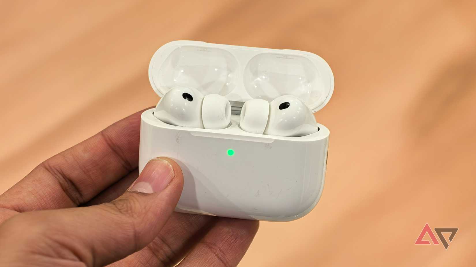 AirPods Pro 3 davanti a una tavola di legno