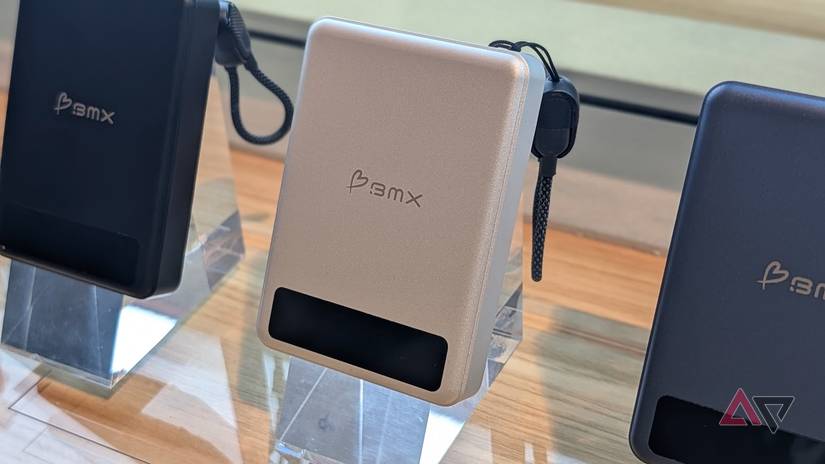 tre power bank con display digitali su supporti in vetro